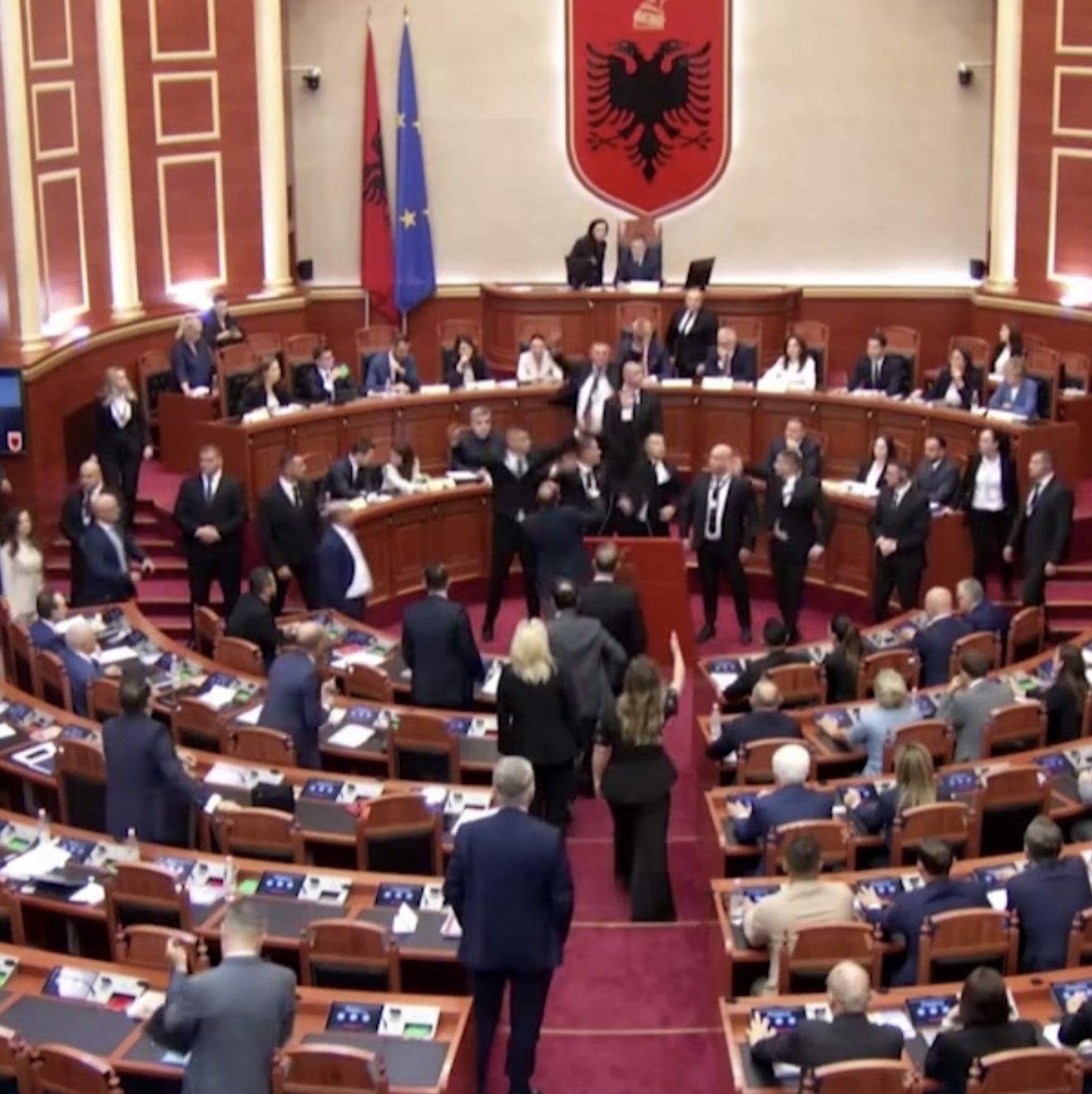 Plas sherri në Kuvend, diplomatët e huaj vënë duart në kokë