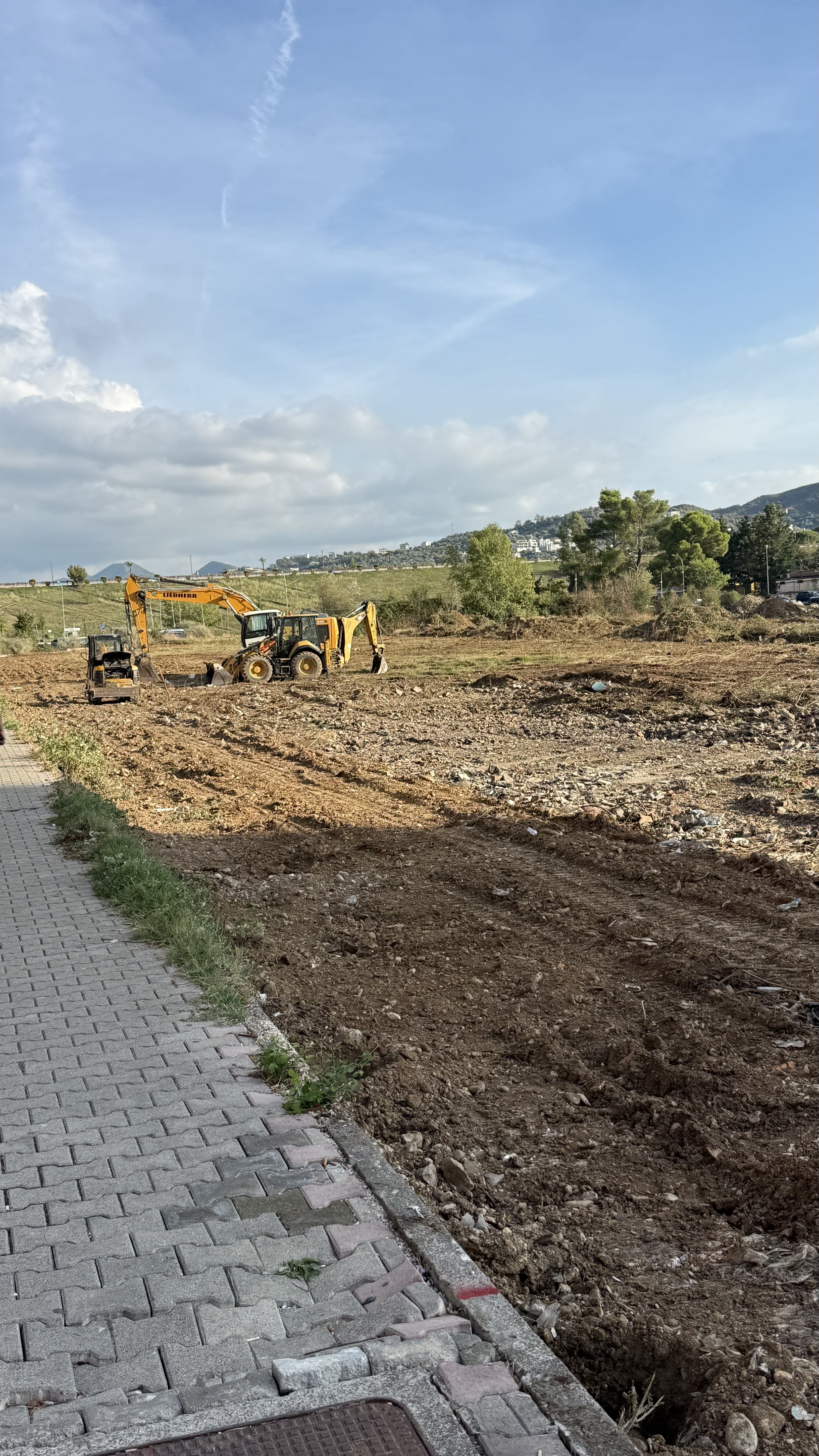 Bashkim Ulaj hap themelet për kullë gjigante 58-katëshe tek diga e Liqenit Artificial