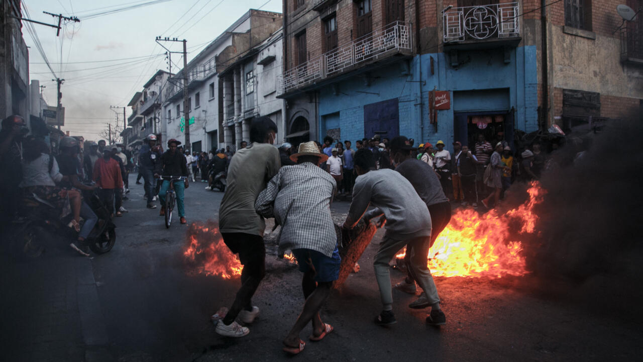 22 të vdekur, presidenti i Madagaskarit shpërndan qeverinë mes protestave të të rinjve për ujë e drita!