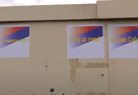 Sërish grafite në Mitrovicë, këtë herë me thirrje për paqe