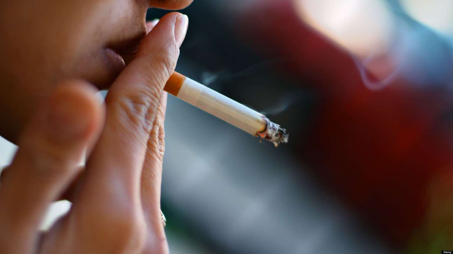 Me cigaren në dorë drejt spitalit! Shqiptarët ndër më të dhënët pas duhanit