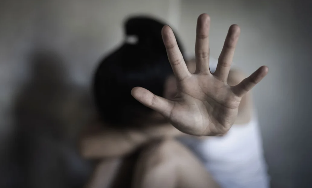Vajza po flinte gjumë, shqiptari ngacmon seksualisht 18-vjeçaren në anije