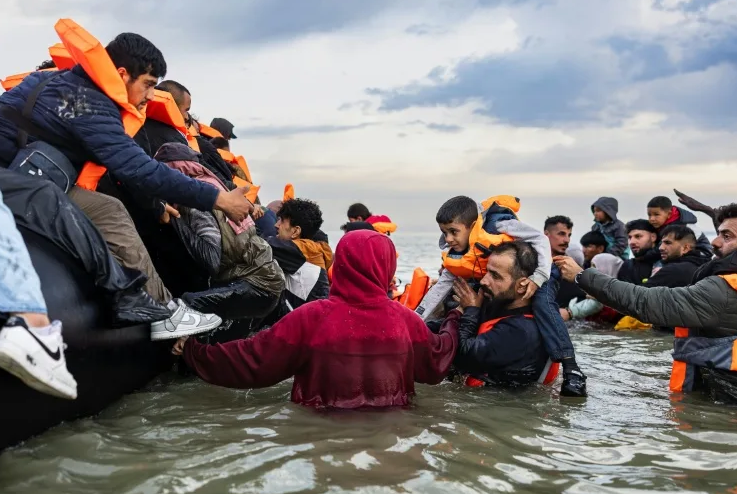 Qeveria britanike pezullon aplikimet për bashkimin familjar të emigrantëve