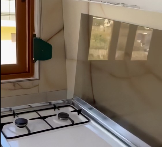 Emigranti ironizon hotelin në Spille: Imagjino të vinë turistë këtu!