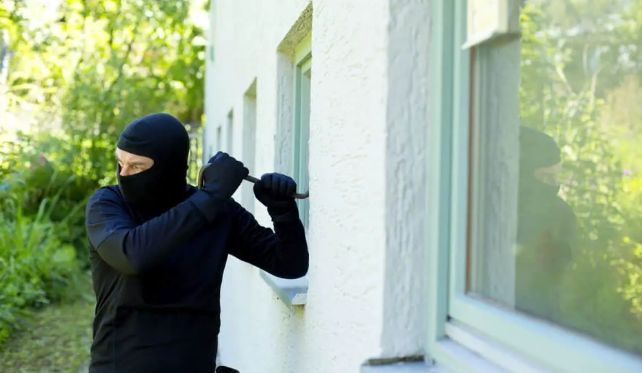 Hyri për të vjedhur, 33-vjeçari në Tiranë rrihet me grushta nga i zoti i shtëpisë