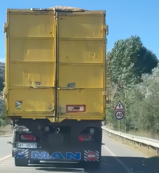 Tallashi “fluturon” nga kamioni në aksin Korçë-Maliq