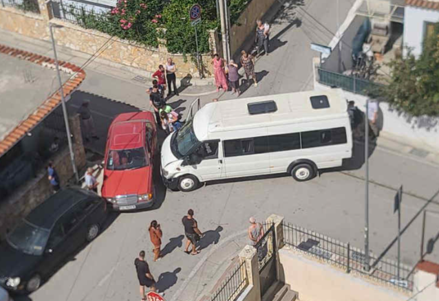 Furgoni i nxënësve përplaset në Kombinat  të vegjlit në panik