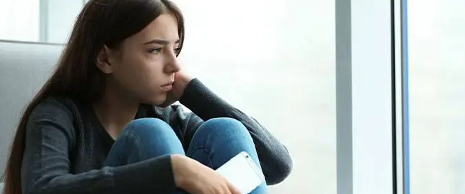 16 vjeçarja në Përmet e abuzuar nga njerku  ngacmuar nga polici dhe në lidhje me një 46 vjeçar