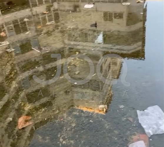 “Gropa me ujë në mes të Astirit ka zënë krimba, rrezik për fëmijët! Bashkia s’merr asnjë masë!”