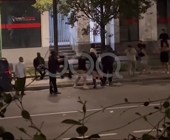 Sherr për një djalë në Milano: Shqiptarja dhe latinja kapen për flokësh në mes të rrugës!