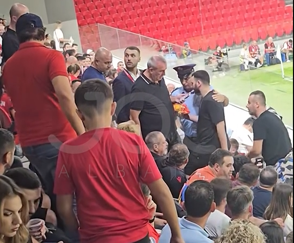 Ndodh në “Air Albania”, policia shoqëron tifozin dhe i merr flamurin e UÇK-së