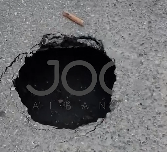 Hapet gropa në mes të asfaltit, UKT s’e prish terezinë: Prisni 48 orë!