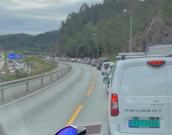 Emigranti apel shqiptarëve: Merrni shembull, këtu askush s’guxon të parakalojë!