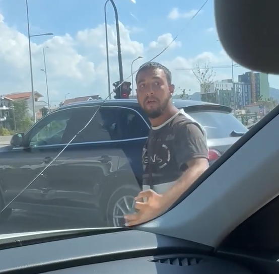 Qytetarja denoncon: Ky person shan dhe godet makinat nëse s’i japin para, të merren masa!