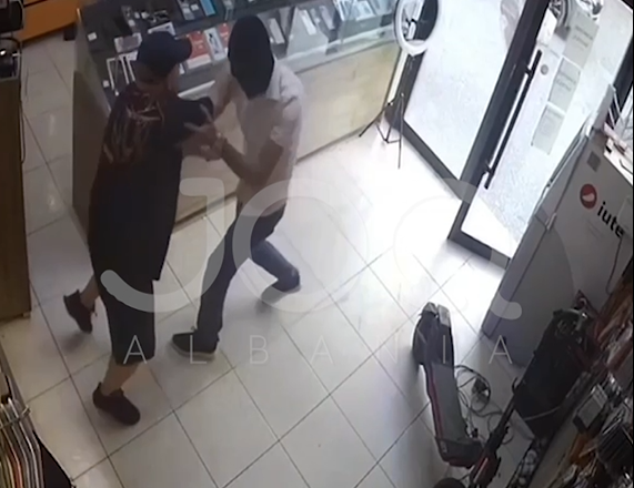 Tentoi të grabiste me thikë dyqanin, neutralizohet me tek lëvizje nga ish-ishtaraku