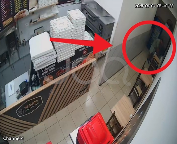I riu futet në piceri dhe vjedh celularin e portofolin