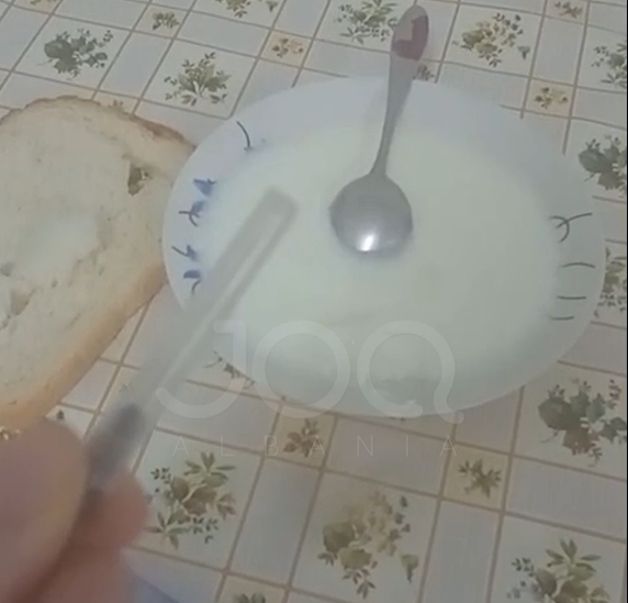 Nëna denoncon kushtet skandaloze në pediatrinë e Korçës: Edhe qentë ushqehen më mirë!
