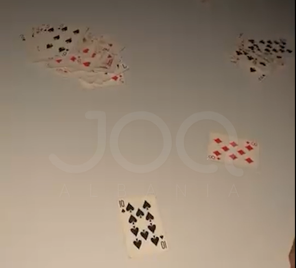 Djemtë gjejnë zgjidhjen për të përballuar trafikun, luajnë me letra mbi kofanon e makinës