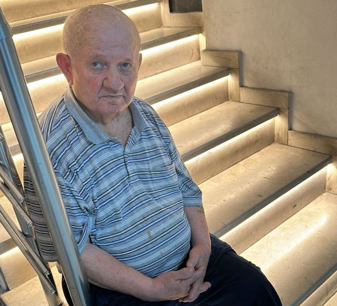 Gjendet një i moshuar i humbur  kërkohet ndihmë për gjetjen e familjes së tij