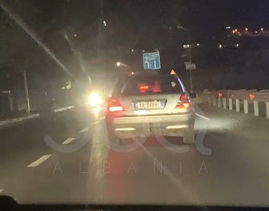 Çfarë po bën ky shofer në timon?!