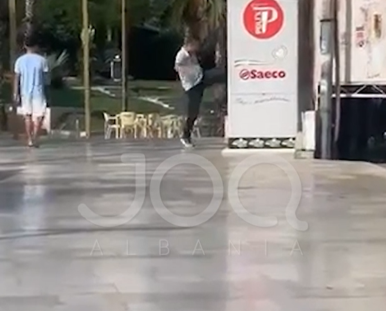 I riu godet me shkelma automatin e kafesë në qendër të Durrësit