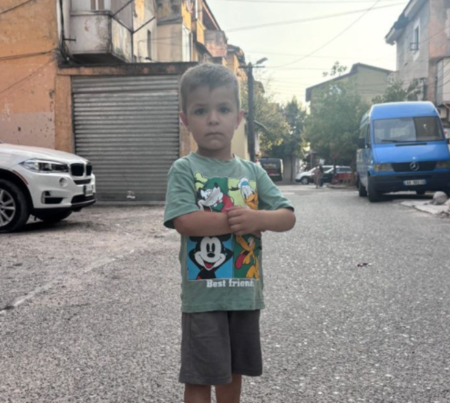 4-vjeçari gjendet i vetëm në rrugë, qytetarja kërkon ndihmë për gjetjen e familjarëve