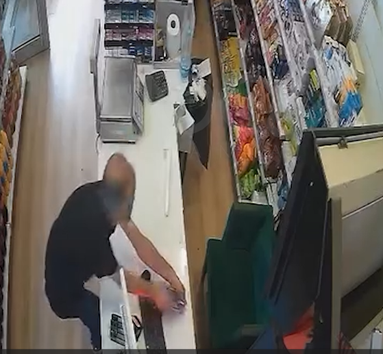 Tiranë/ Hajduti rrëmben celularin në dyqan dhe largohet me vrap