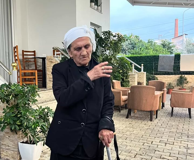 E moshuara gjendet e vetme: Ka probleme me kujtesën, po kërkon familjarët e saj!