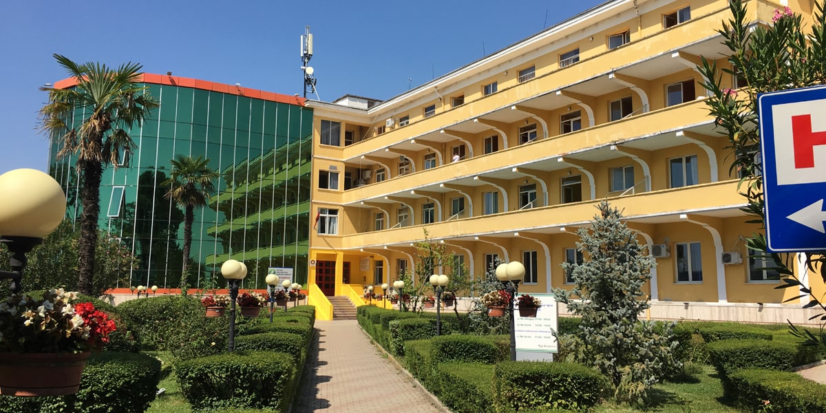 Sherri te spitali ‘Shefqet Ndroqi’/ Laboranti dhe infermieri u zunë me thika për pacientët