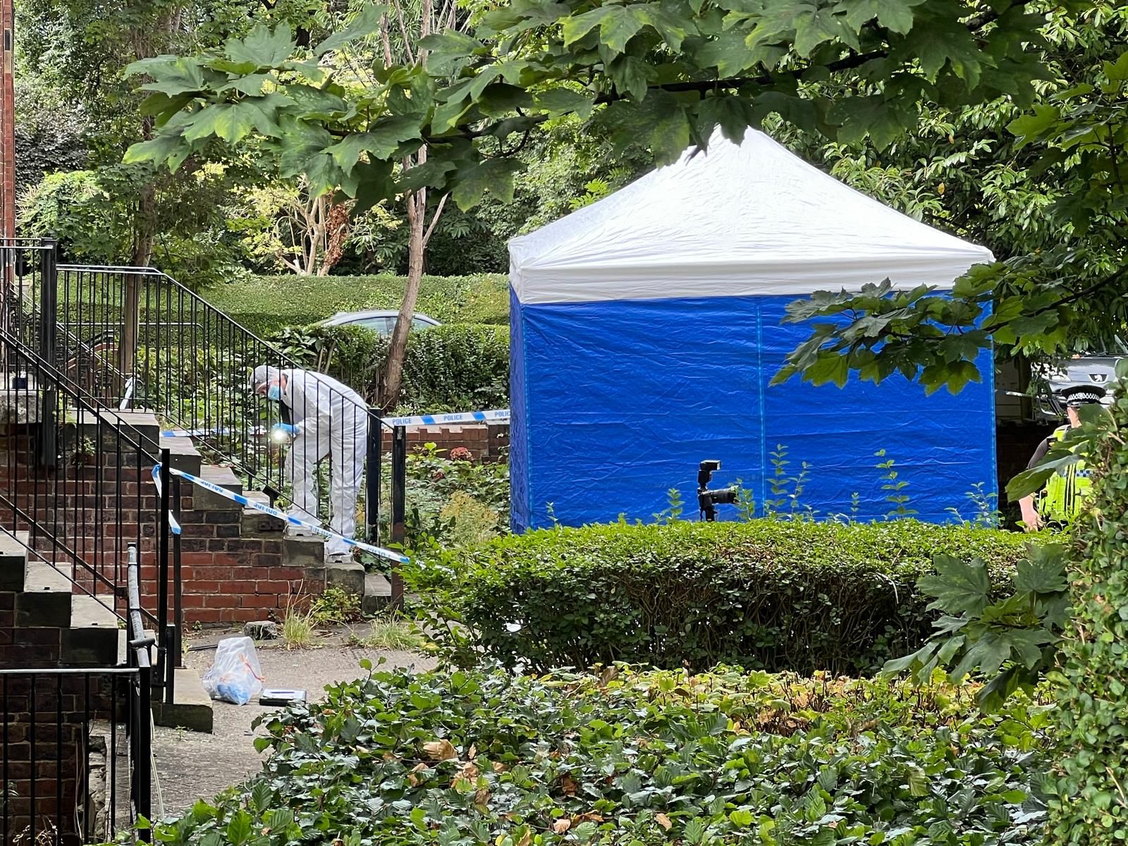 Tragjedi mes shqiptarëve në Angli: 31-vjeçari vret kushëririn me thikë, apel prekës nga familjari i tyre