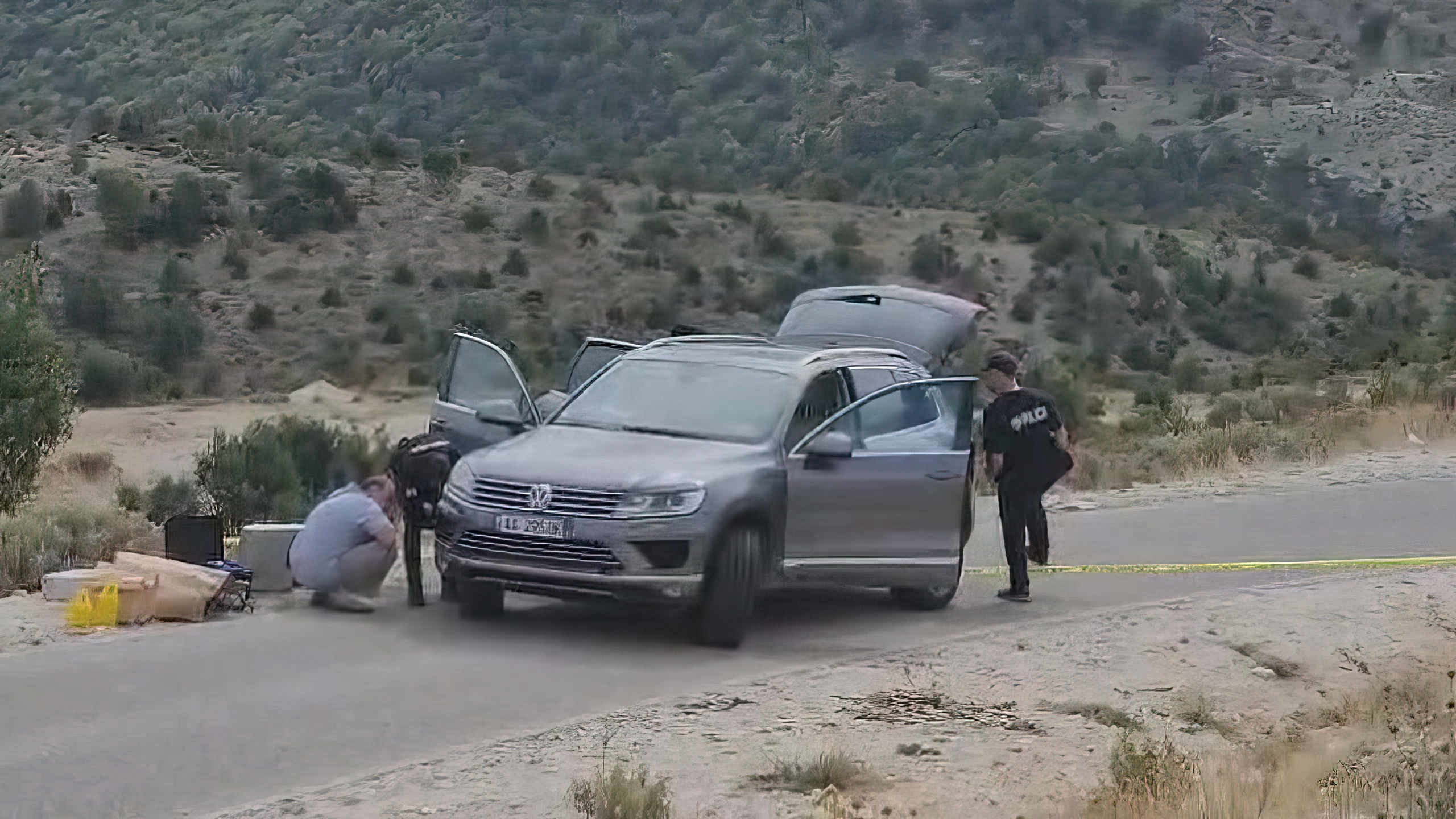 Vrasja e biznesmenit në Tepelenë: Makina e dyshuar si e autorëve në mes të rrugës, njolla gjaku kudo