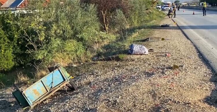 Autobusi i linjës Tiranë-Athinë përplas motorin në aksin Rrogozhinë-Lushnje, vdes 72-vjeçari