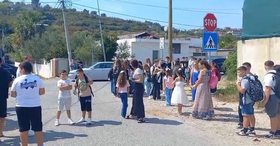 ZVA u ka hequr transportin, nxënësit e Porto Romanos ngelin pa shkollë: Prindërit protestojnë