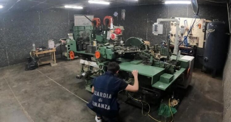 E fshehur nën tokë, zbulohet fabrika ilegale e prodhimit të cigareve në Itali