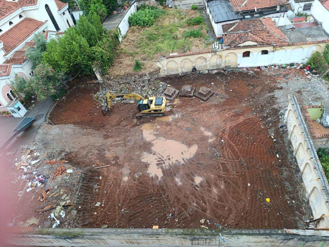 Banorët e pallatit nr. 66: Kulla e kishës Ortodokse po rrezikon pronën tonë