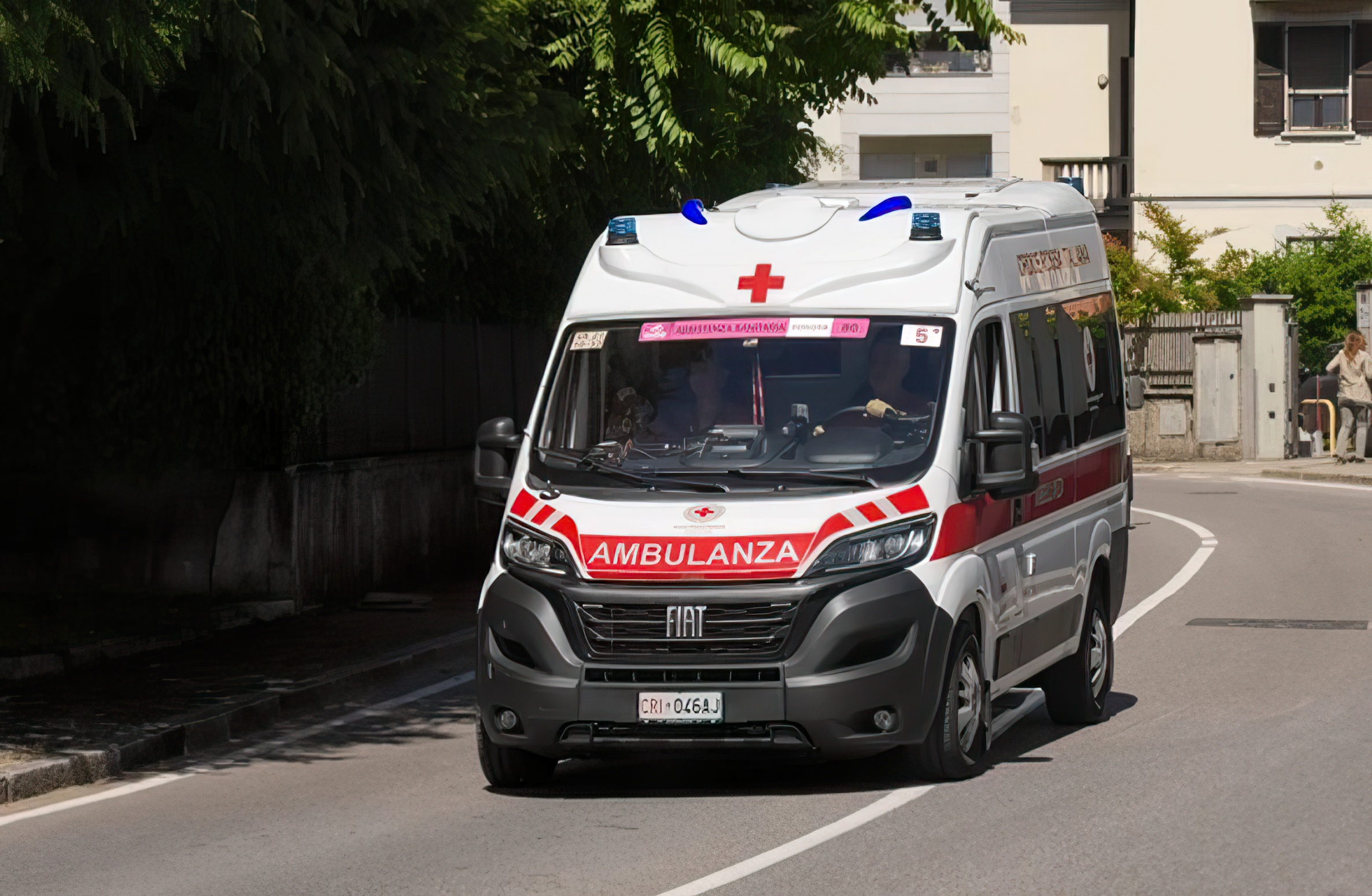 70-vjeçari hidhet nga ballkoni dhe bie mbi 83-vjeçaren. E moshuara vdes, i moshuari mbijeton