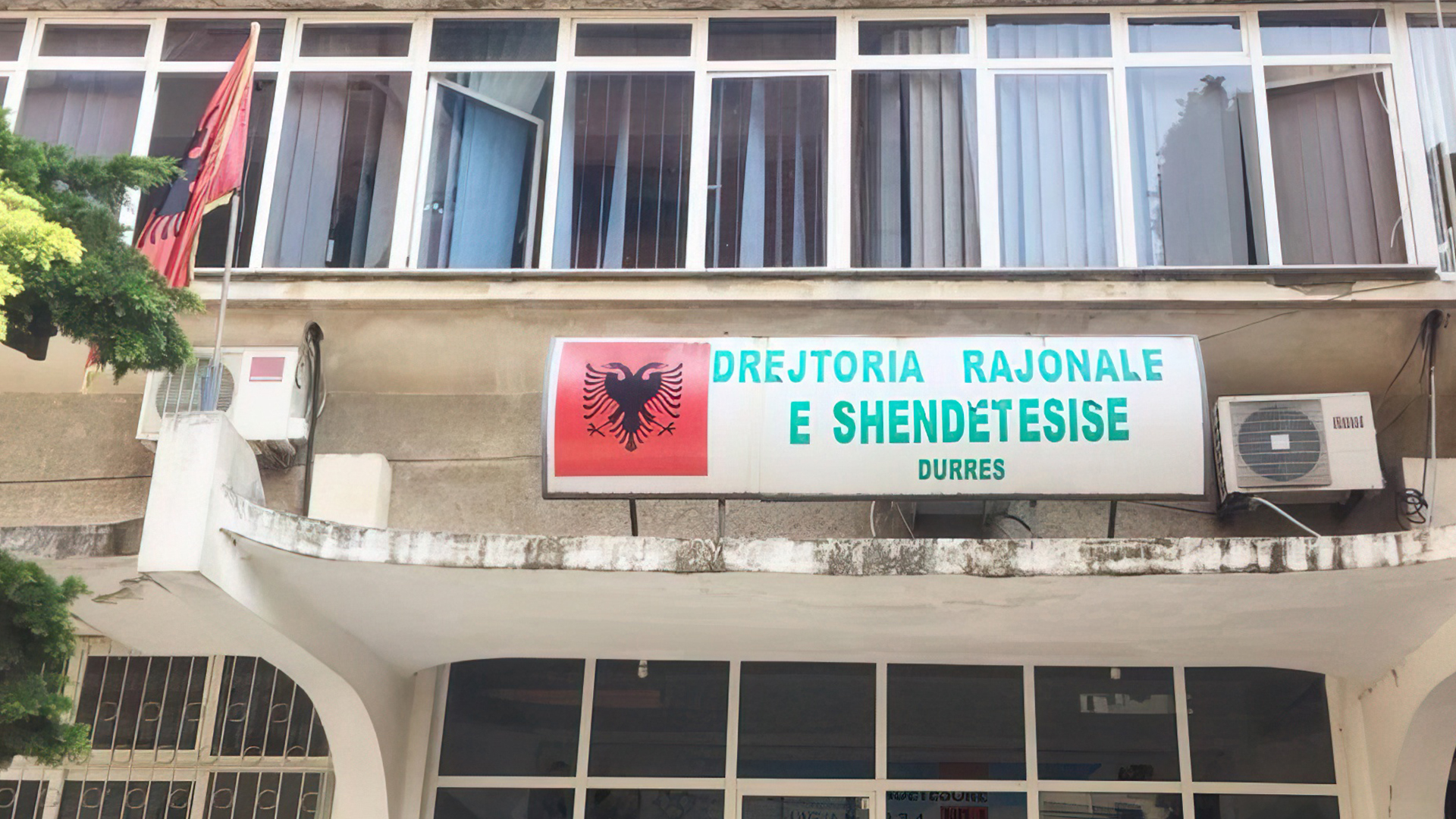 “Ambulanca numër 3 në Durrës nuk ka aparat tensioni”