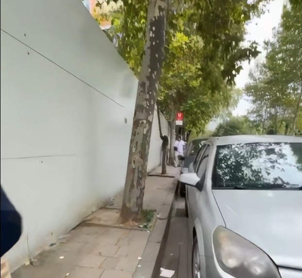Kantieri i ndërtimit tek ish-ekspozita bllokon trotuarin, qytetarët ecin në rrugë