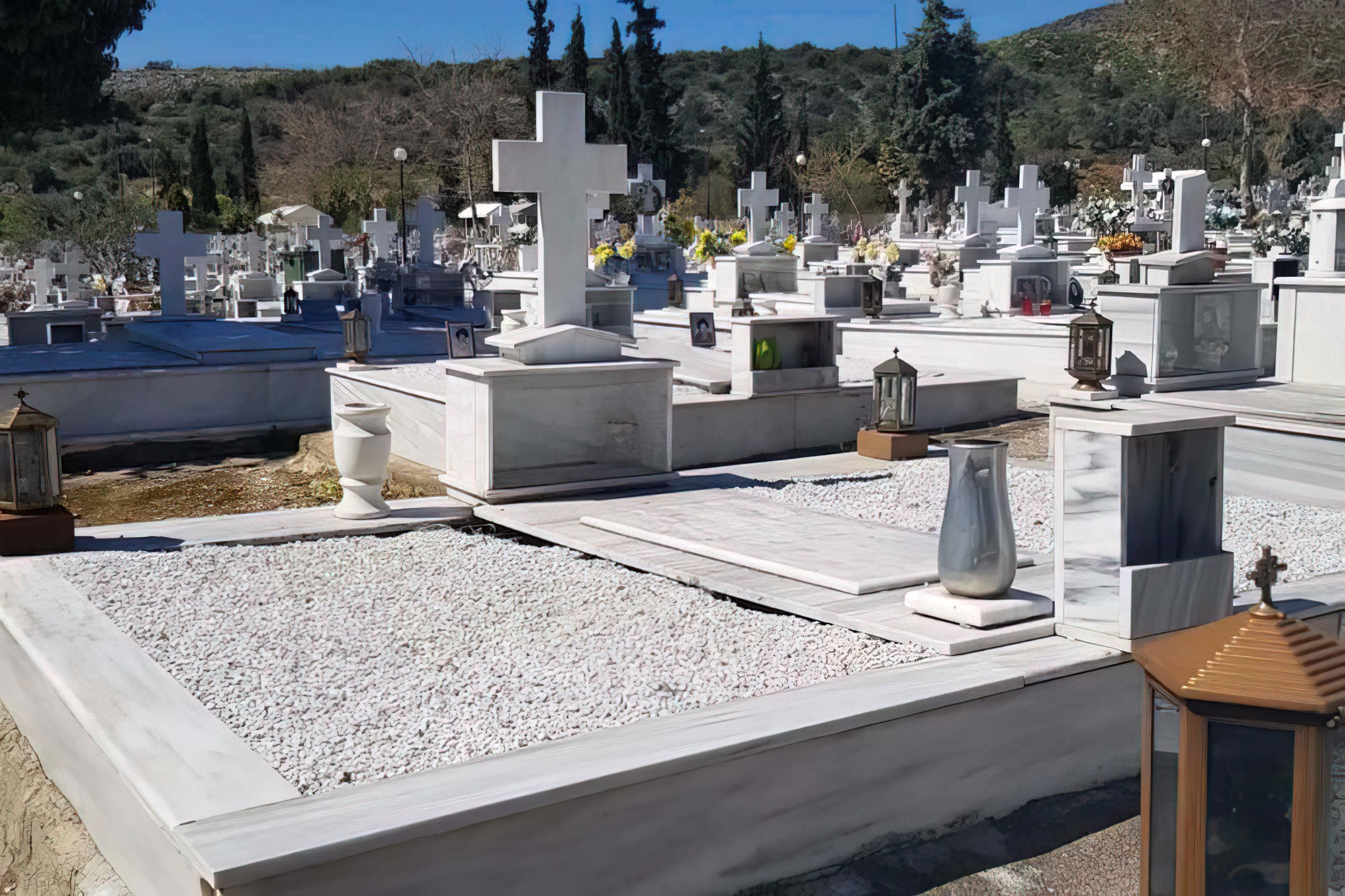 Përplasje e dhunshme në varreza, shqiptari godet me lopatë në kokë të riun grek