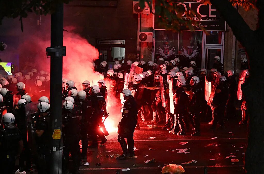 Protesta të dhunshme në NoviSad, studentët kërkojnë ‘kokën’ e Vuçiç, policia e tij përgjigjet me dhunë