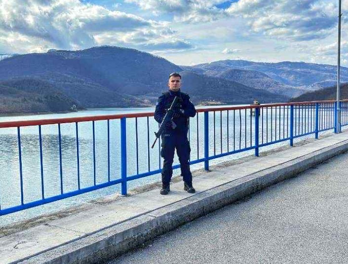 Mitrovicë: Polici bën heroin, fik zjarrin që shpërtheu në një veturë pranë Stacionit të Autobusëve