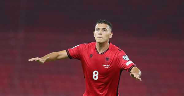 Asllani kalon Shqipërinë në avantazh