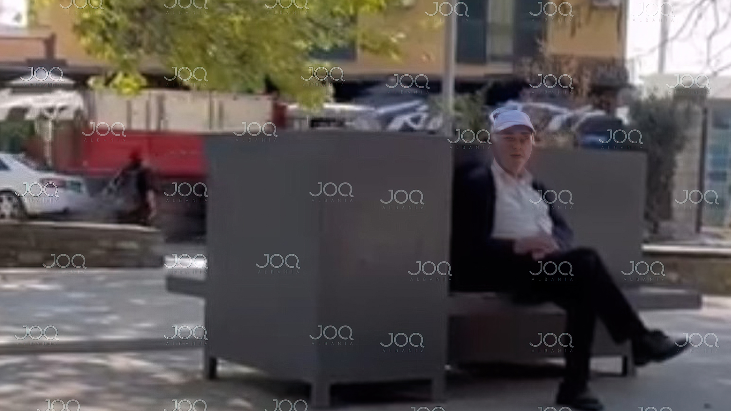 I moshuari në Elbasan ngacmon një vajzë në park  tenton ta mashtrojë me lekë