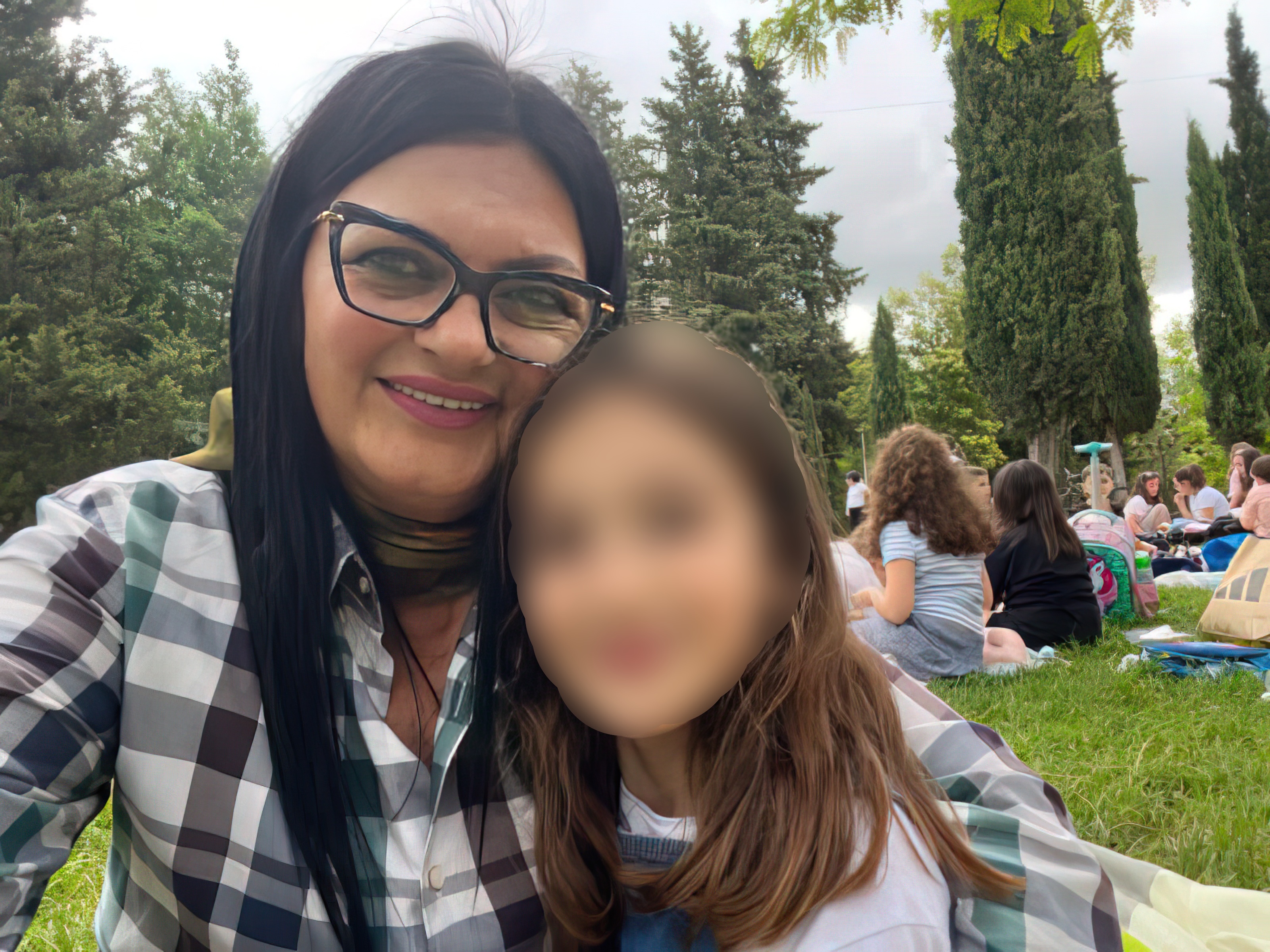 Nëna falenderon mësuese Elenin që i priti nxënësit me një dhuratë ndryshe