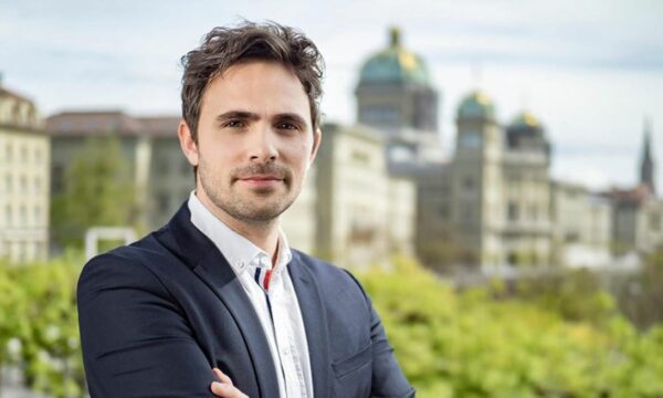 Ndarja e 100 eurove për studentë, Rashiti: Ky njeri po blen vota me paratë e tatimpaguesve