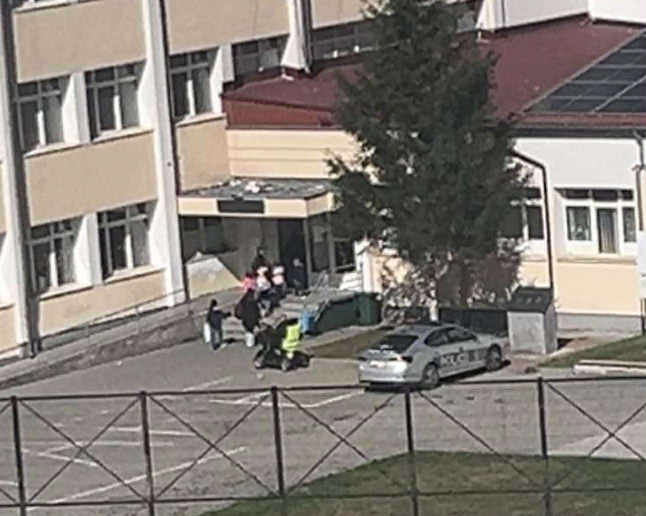 Nxënësi 13-vjeçar shkon me armë në shkollën e Ferizajit, rezulton pronë e babait me leje