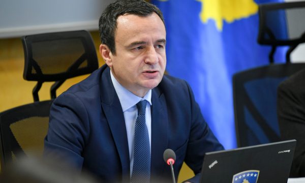 Në kohën e nisjes së protestës në Tiranë, Kurti me një postim për pasaportën e Kosovës: Po fuqizohet