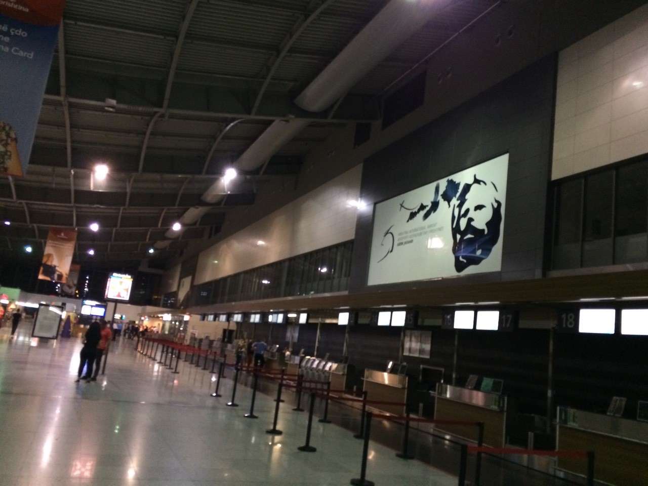 Vdes një person në Aeroportin e Prishtinës gjatë procesit të check-in