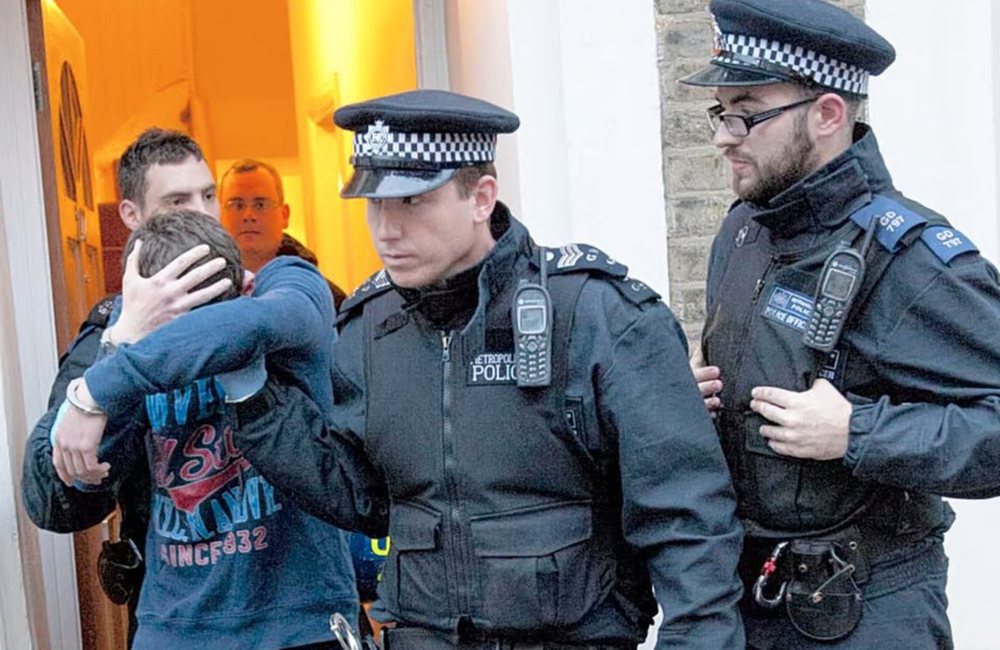 Arrestohen në Angli dy shqiptarë të kërkuar nga Interpoli për kultivim kanabisi