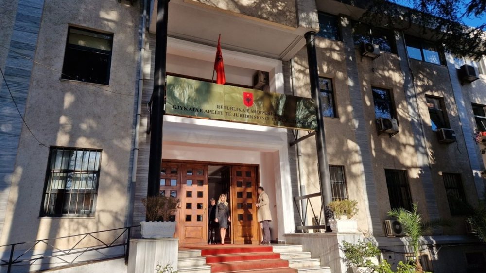 Të shtëna me armë në sallën e gjyqit, qëllohet gjyqtari Astrit Kalaja